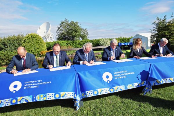 Umowa o powołaniu Polskiego Konsorcjum projektu SKA Observatory (SKAO) (Piwnice.15.09.2025) [fot. Andrzej Romański] Kliknij, aby powiększyć zdjęcie