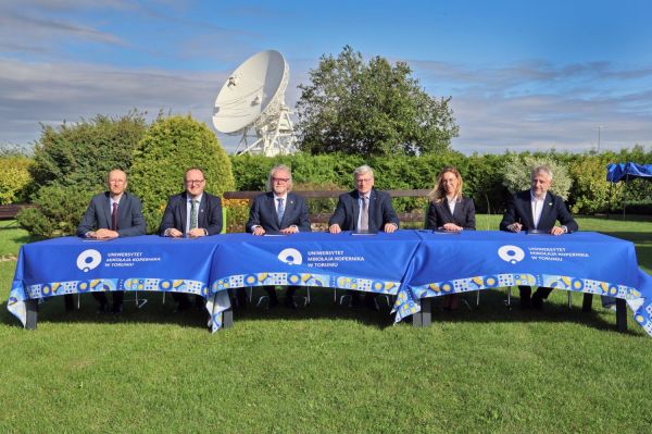Umowa o powołaniu Polskiego Konsorcjum projektu SKA Observatory (SKAO) (Piwnice.15.09.2025) [fot. Andrzej Romański] Kliknij, aby powiększyć zdjęcie