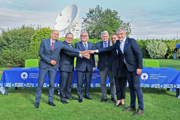 Umowa o powołaniu Polskiego Konsorcjum projektu SKA Observatory (SKAO) (Piwnice.15.09.2025) [fot. Andrzej Romański] Kliknij, aby powiększyć zdjęcie