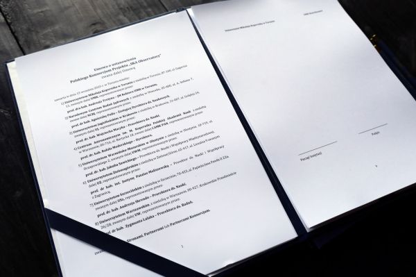 Umowa o powołaniu Polskiego Konsorcjum projektu SKA Observatory (SKAO) (Piwnice.15.09.2025) [fot. Andrzej Romański] Kliknij, aby powiększyć zdjęcie