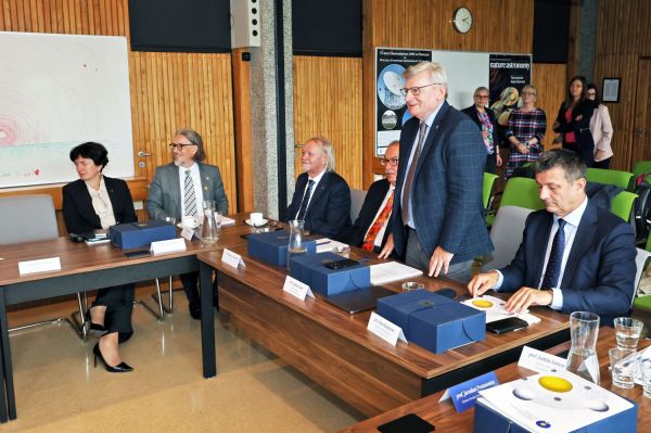 Umowa o powołaniu Polskiego Konsorcjum projektu SKA Observatory (SKAO) (Piwnice.15.09.2025) [fot. Andrzej Romański] Kliknij, aby powiększyć zdjęcie