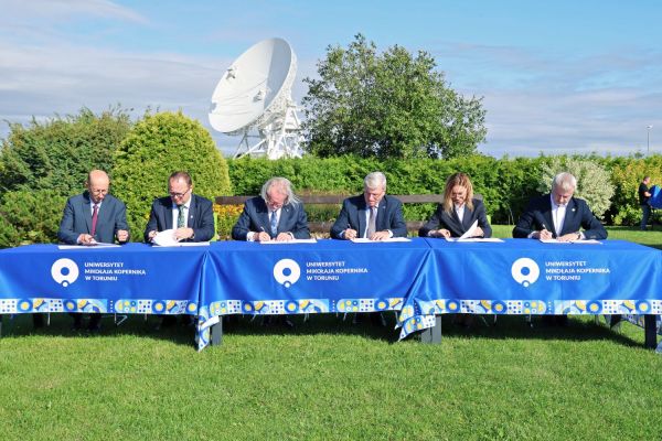 Umowa o powołaniu Polskiego Konsorcjum projektu SKA Observatory (SKAO) (Piwnice.15.09.2025) [fot. Andrzej Romański] Kliknij, aby powiększyć zdjęcie