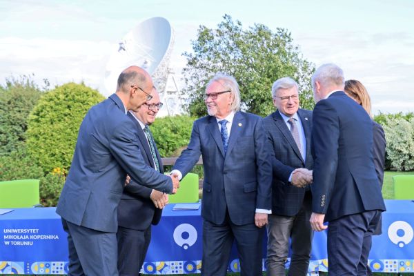 Umowa o powołaniu Polskiego Konsorcjum projektu SKA Observatory (SKAO) (Piwnice.15.09.2025) [fot. Andrzej Romański] Kliknij, aby powiększyć zdjęcie