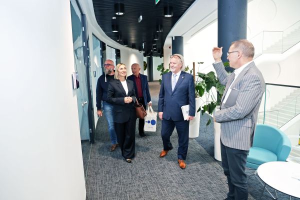 Podpisanie porozumienia o współpracy UMK z Neuca S.A. [fot. Andrzej Romański] Kliknij, aby powiększyć zdjęcie