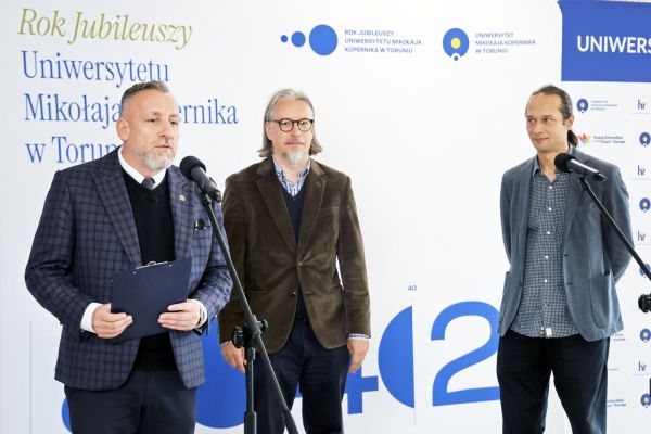 Konferencja prorektora ds. nauki dr. hab. Adama Koli, prof. UMK i prof. dr. hab. Adama Izdebskiego [Andrzej Romański] Kliknij, aby powiększyć zdjęcie