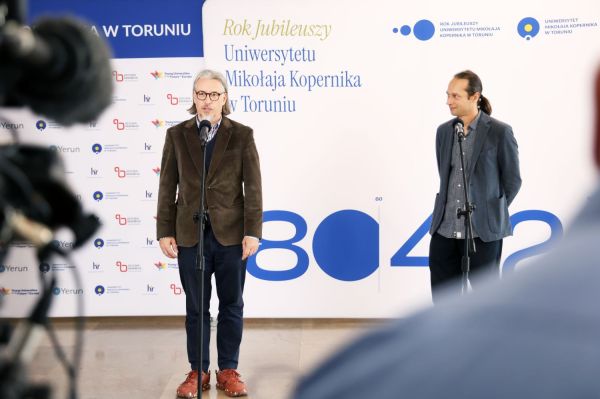 Konferencja prorektora ds. nauki dr. hab. Adama Koli, prof. UMK i prof. dr. hab. Adama Izdebskiego [Andrzej Romański] Kliknij, aby powiększyć zdjęcie