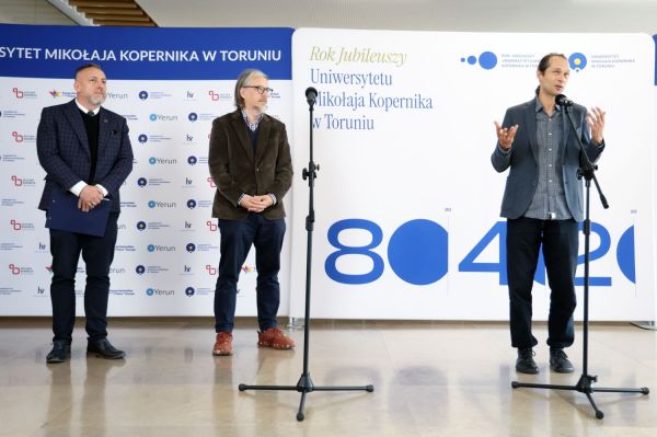 Konferencja prorektora ds. nauki dr. hab. Adama Koli, prof. UMK i prof. dr. hab. Adama Izdebskiego [Andrzej Romański] Kliknij, aby powiększyć zdjęcie