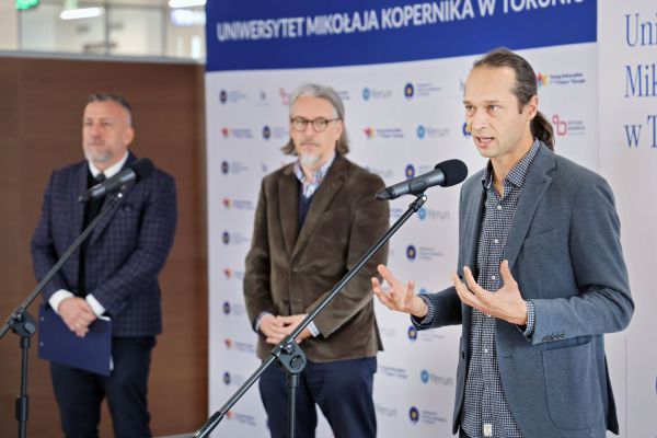 Konferencja prorektora ds. nauki dr. hab. Adama Koli, prof. UMK i prof. dr. hab. Adama Izdebskiego [Andrzej Romański] Kliknij, aby powiększyć zdjęcie