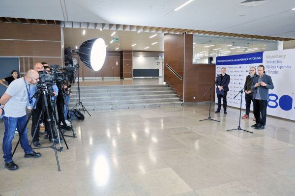 Konferencja prorektora ds. nauki dr. hab. Adama Koli, prof. UMK i prof. dr. hab. Adama Izdebskiego [Andrzej Romański] Kliknij, aby powiększyć zdjęcie