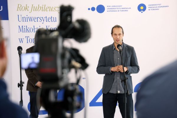 Konferencja prorektora ds. nauki dr. hab. Adama Koli, prof. UMK i prof. dr. hab. Adama Izdebskiego [Andrzej Romański] Kliknij, aby powiększyć zdjęcie