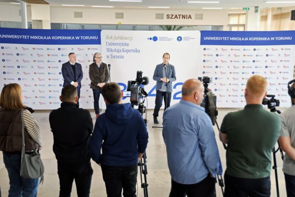 Konferencja prorektora ds. nauki dr. hab. Adama Koli, prof. UMK i prof. dr. hab. Adama Izdebskiego [Andrzej Romański] Kliknij, aby powiększyć zdjęcie