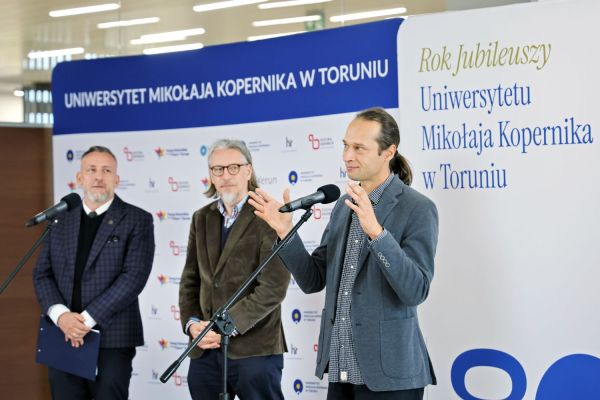 Konferencja prorektora ds. nauki dr. hab. Adama Koli, prof. UMK i prof. dr. hab. Adama Izdebskiego [Andrzej Romański] Kliknij, aby powiększyć zdjęcie