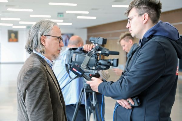 Konferencja prorektora ds. nauki dr. hab. Adama Koli, prof. UMK i prof. dr. hab. Adama Izdebskiego [Andrzej Romański] Kliknij, aby powiększyć zdjęcie