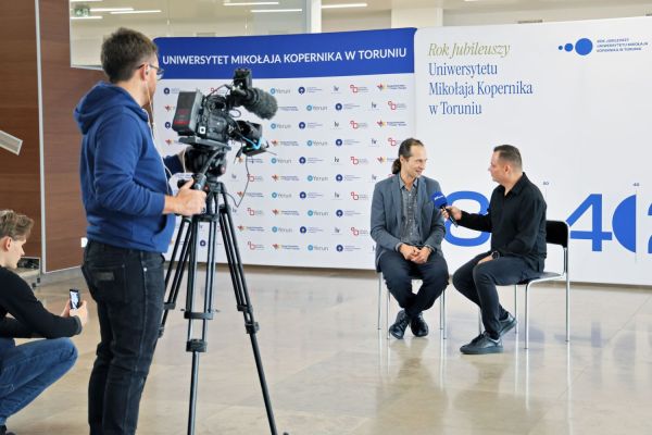 Konferencja prorektora ds. nauki dr. hab. Adama Koli, prof. UMK i prof. dr. hab. Adama Izdebskiego [Andrzej Romański] Kliknij, aby powiększyć zdjęcie