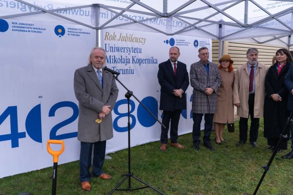 Uroczyste zasadzenie miłorzębu japońskiego w Bydgoszczy [Mariusz Kowalikowski] Kliknij, aby powiększyć zdjęcie