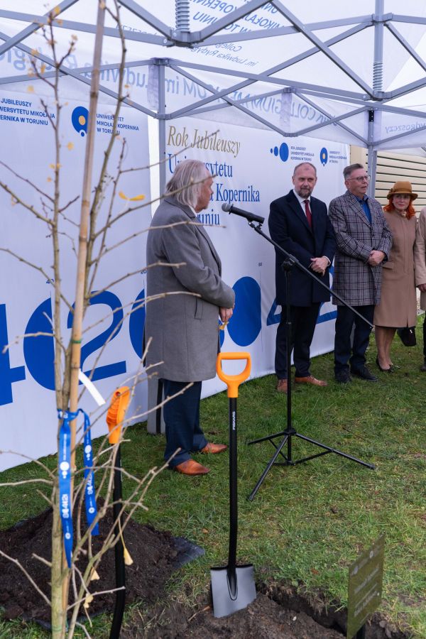 Uroczyste zasadzenie miłorzębu japońskiego w Bydgoszczy [Mariusz Kowalikowski] Kliknij, aby powiększyć zdjęcie