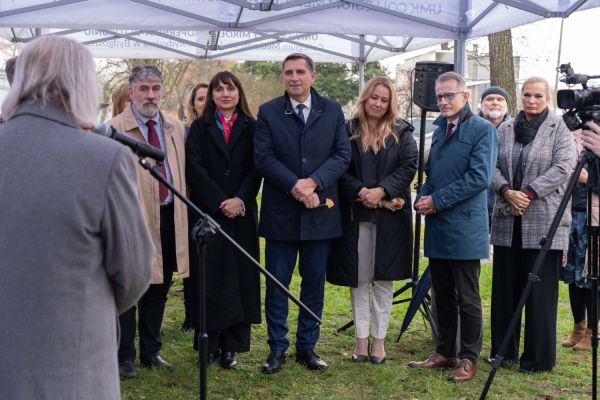 Uroczyste zasadzenie miłorzębu japońskiego w Bydgoszczy [Mariusz Kowalikowski] Kliknij, aby powiększyć zdjęcie