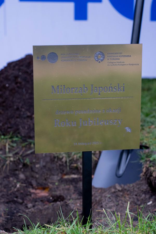 Uroczyste zasadzenie miłorzębu japońskiego w Bydgoszczy [Mariusz Kowalikowski] Kliknij, aby powiększyć zdjęcie