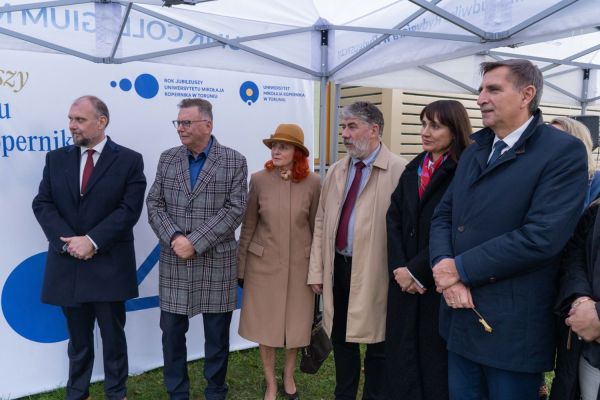 Uroczyste zasadzenie miłorzębu japońskiego w Bydgoszczy [Mariusz Kowalikowski] Kliknij, aby powiększyć zdjęcie