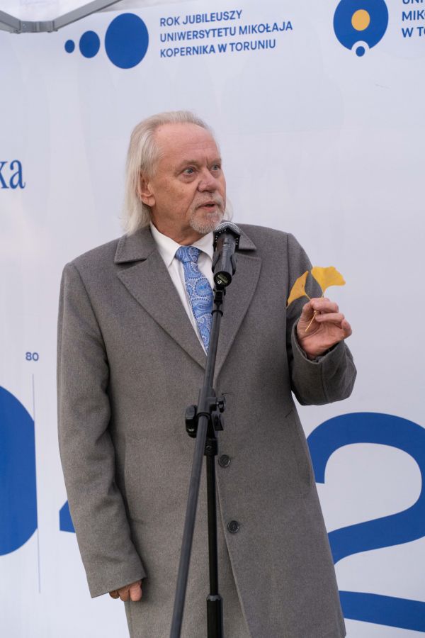 Uroczyste zasadzenie miłorzębu japońskiego w Bydgoszczy [Mariusz Kowalikowski] Kliknij, aby powiększyć zdjęcie