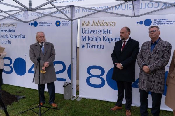 Uroczyste zasadzenie miłorzębu japońskiego w Bydgoszczy [Mariusz Kowalikowski] Kliknij, aby powiększyć zdjęcie