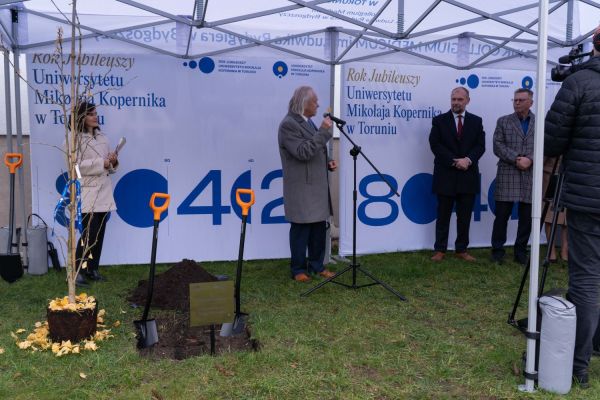 Uroczyste zasadzenie miłorzębu japońskiego w Bydgoszczy [Mariusz Kowalikowski] Kliknij, aby powiększyć zdjęcie