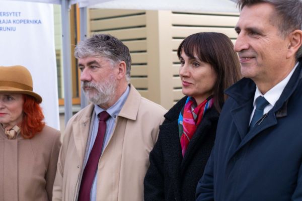 Uroczyste zasadzenie miłorzębu japońskiego w Bydgoszczy [Mariusz Kowalikowski] Kliknij, aby powiększyć zdjęcie