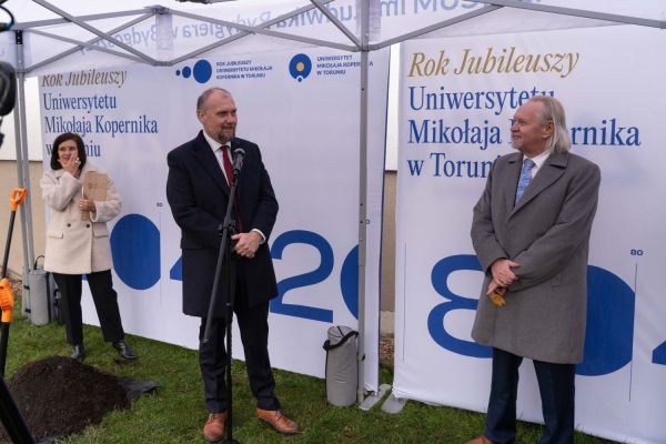 Uroczyste zasadzenie miłorzębu japońskiego w Bydgoszczy [Mariusz Kowalikowski] Kliknij, aby powiększyć zdjęcie