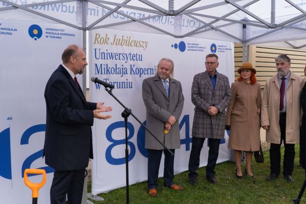 Uroczyste zasadzenie miłorzębu japońskiego w Bydgoszczy [Mariusz Kowalikowski] Kliknij, aby powiększyć zdjęcie