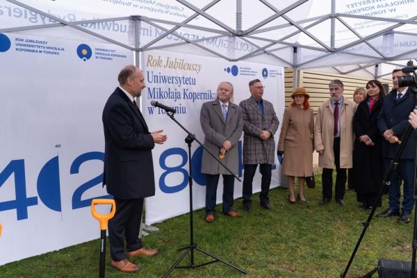 Uroczyste zasadzenie miłorzębu japońskiego w Bydgoszczy [Mariusz Kowalikowski] Kliknij, aby powiększyć zdjęcie