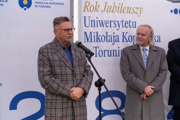 Uroczyste zasadzenie miłorzębu japońskiego w Bydgoszczy [Mariusz Kowalikowski] Kliknij, aby powiększyć zdjęcie