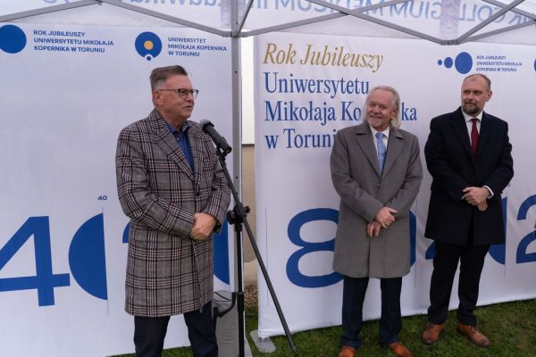 Uroczyste zasadzenie miłorzębu japońskiego w Bydgoszczy [Mariusz Kowalikowski] Kliknij, aby powiększyć zdjęcie