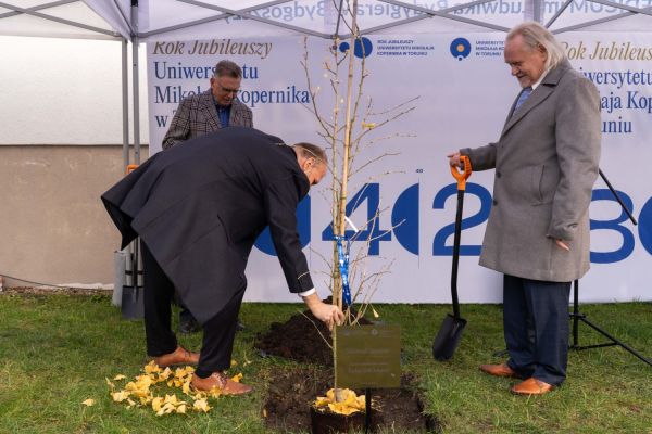 Uroczyste zasadzenie miłorzębu japońskiego w Bydgoszczy [Mariusz Kowalikowski] Kliknij, aby powiększyć zdjęcie
