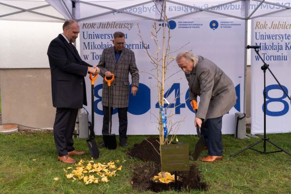 Uroczyste zasadzenie miłorzębu japońskiego w Bydgoszczy [Mariusz Kowalikowski] Kliknij, aby powiększyć zdjęcie
