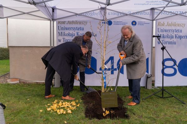 Uroczyste zasadzenie miłorzębu japońskiego w Bydgoszczy [Mariusz Kowalikowski] Kliknij, aby powiększyć zdjęcie