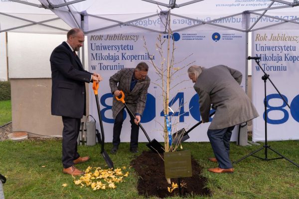 Uroczyste zasadzenie miłorzębu japońskiego w Bydgoszczy [Mariusz Kowalikowski] Kliknij, aby powiększyć zdjęcie