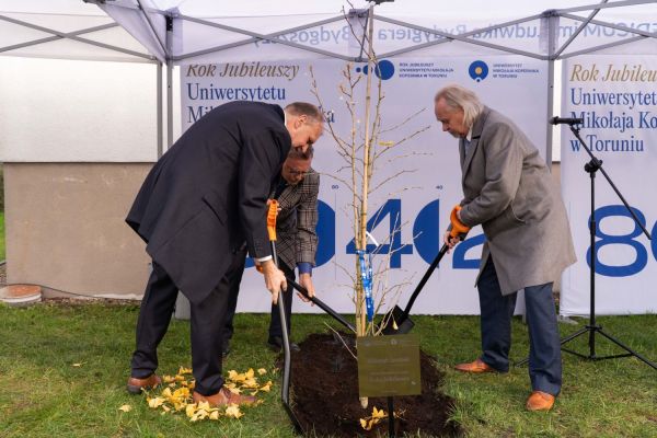 Uroczyste zasadzenie miłorzębu japońskiego w Bydgoszczy [Mariusz Kowalikowski] Kliknij, aby powiększyć zdjęcie