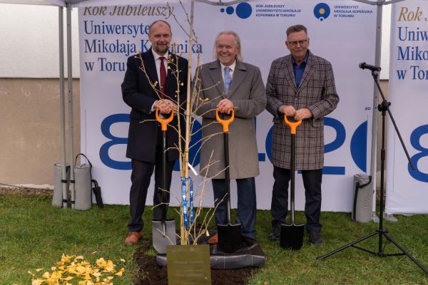 Uroczyste zasadzenie miłorzębu japońskiego w Bydgoszczy [Mariusz Kowalikowski] Kliknij, aby powiększyć zdjęcie