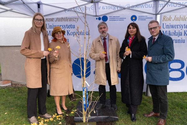 Uroczyste zasadzenie miłorzębu japońskiego w Bydgoszczy [Mariusz Kowalikowski] Kliknij, aby powiększyć zdjęcie