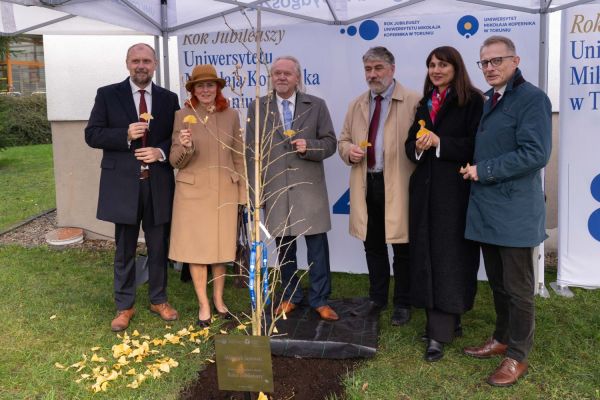 Uroczyste zasadzenie miłorzębu japońskiego w Bydgoszczy [Mariusz Kowalikowski] Kliknij, aby powiększyć zdjęcie