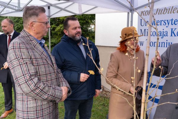Uroczyste zasadzenie miłorzębu japońskiego w Bydgoszczy [Mariusz Kowalikowski] Kliknij, aby powiększyć zdjęcie