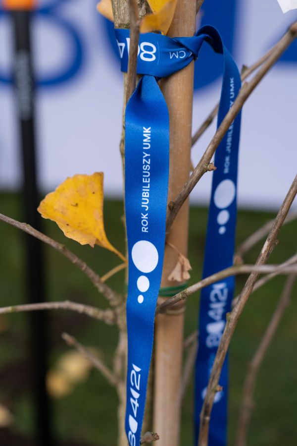 Uroczyste zasadzenie miłorzębu japońskiego w Bydgoszczy [Mariusz Kowalikowski] Kliknij, aby powiększyć zdjęcie