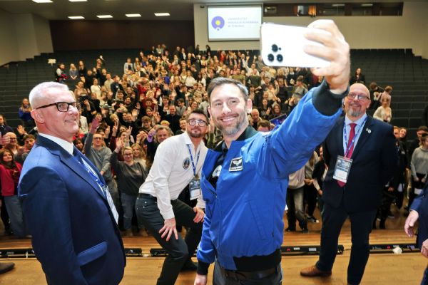 Astronauta Sławosz Uznański-Wiśniewski na UMK (Aula UMK, 20.11.2025) [fot. Andrzej Romański] Kliknij, aby powiększyć zdjęcie