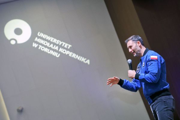 Astronauta Sławosz Uznański-Wiśniewski na UMK (Aula UMK, 20.11.2025) [fot. Andrzej Romański] Kliknij, aby powiększyć zdjęcie