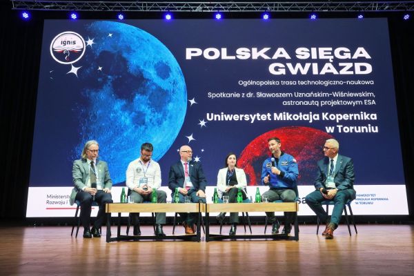 Astronauta Sławosz Uznański-Wiśniewski na UMK (Aula UMK, 20.11.2025) [fot. Andrzej Romański] Kliknij, aby powiększyć zdjęcie