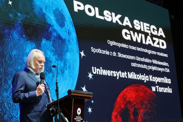 Astronauta Sławosz Uznański-Wiśniewski na UMK (Aula UMK, 20.11.2025) [fot. Andrzej Romański] Kliknij, aby powiększyć zdjęcie