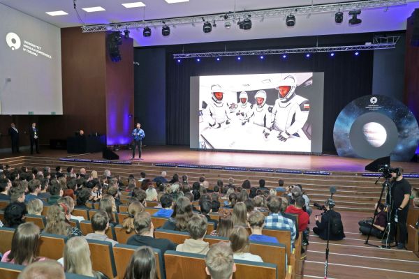 Astronauta Sławosz Uznański-Wiśniewski na UMK (Aula UMK, 20.11.2025) [fot. Andrzej Romański] Kliknij, aby powiększyć zdjęcie