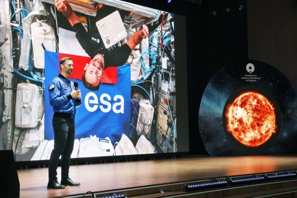 Astronauta Sławosz Uznański-Wiśniewski na UMK (Aula UMK, 20.11.2025) [fot. Andrzej Romański] Kliknij, aby powiększyć zdjęcie