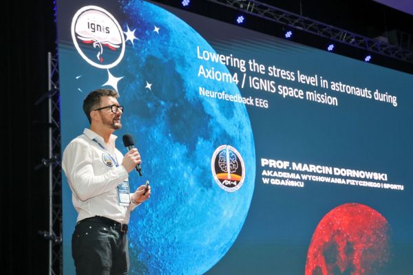 Astronauta Sławosz Uznański-Wiśniewski na UMK (Aula UMK, 20.11.2025) [fot. Andrzej Romański] Kliknij, aby powiększyć zdjęcie