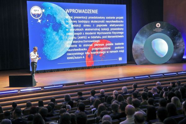 Astronauta Sławosz Uznański-Wiśniewski na UMK (Aula UMK, 20.11.2025) [fot. Andrzej Romański] Kliknij, aby powiększyć zdjęcie